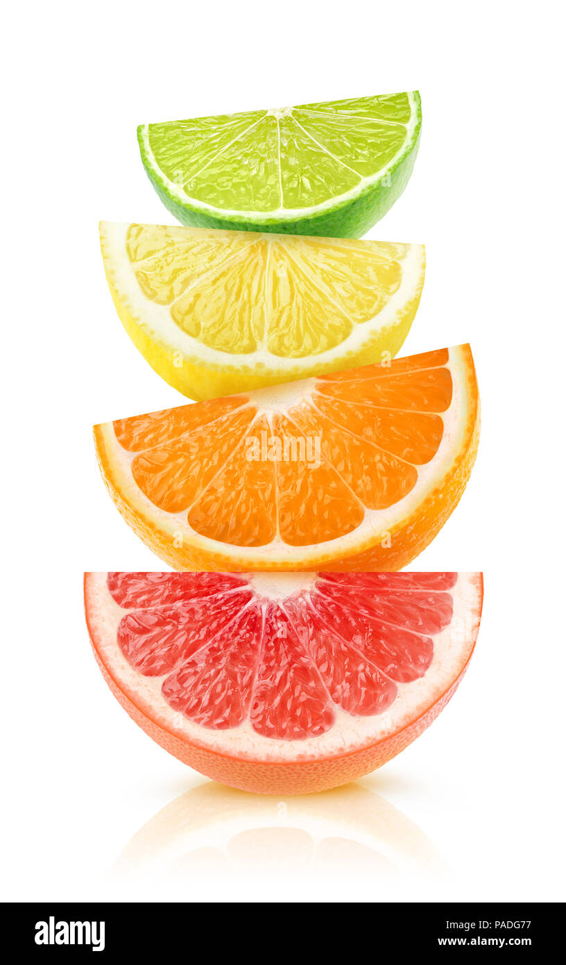 Isolierte Zitrusfrüchte Keile. Stücke von Grapefruit, Orange, Zitrone und Limette übereinander auf weißem Hintergrund mit Freistellungspfad isoliert Stockfoto