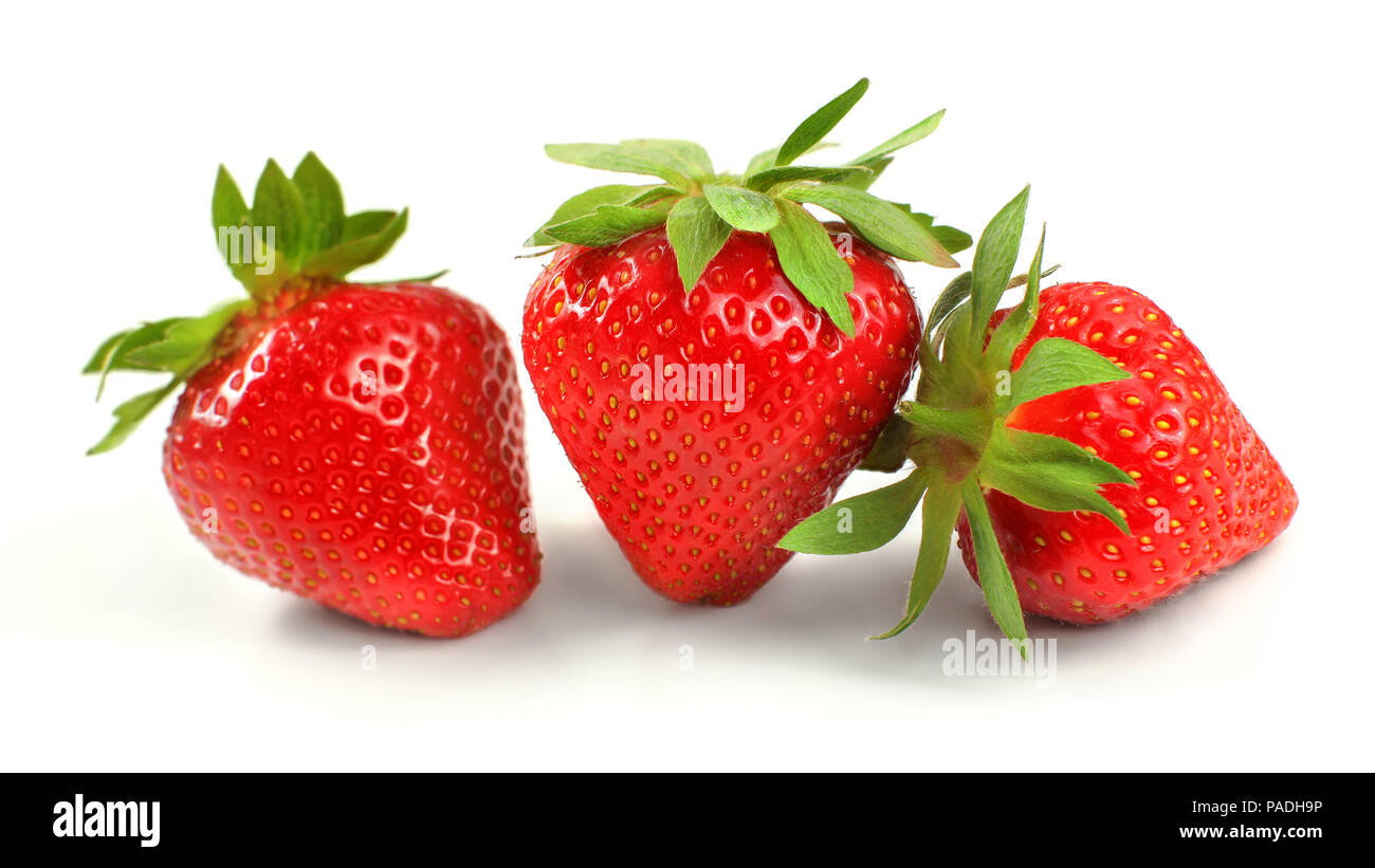 Drei Erdbeeren auf weißem Hintergrund isoliert. Stockfoto