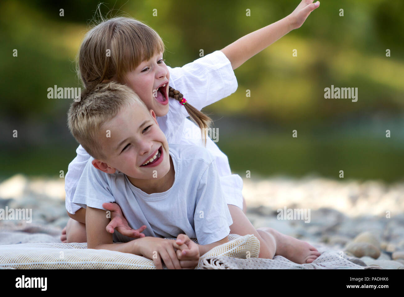 Zwei Junge Glucklich Susse Blonde Lachende Kinder Junge Und Madchen Bruder Und Schwester Das Spass Am Kiesstrand Auf Verschwommenen Hellen Sonnigen Sommer Bokeh Backgr Stockfotografie Alamy