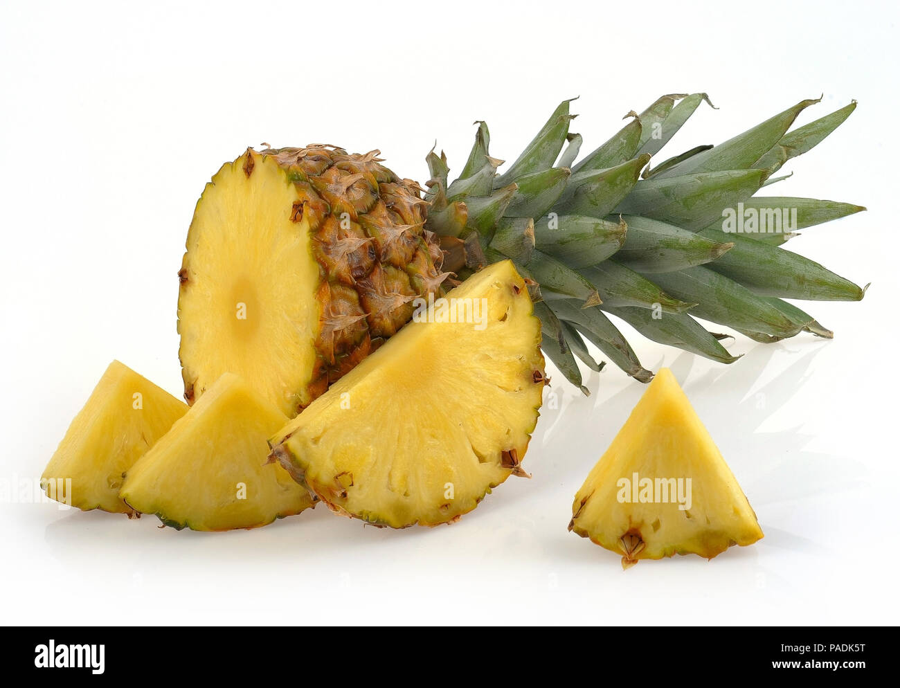 Ananas Scheiben, auf weißem Hintergrund, mit Licht Schatten Stockfoto