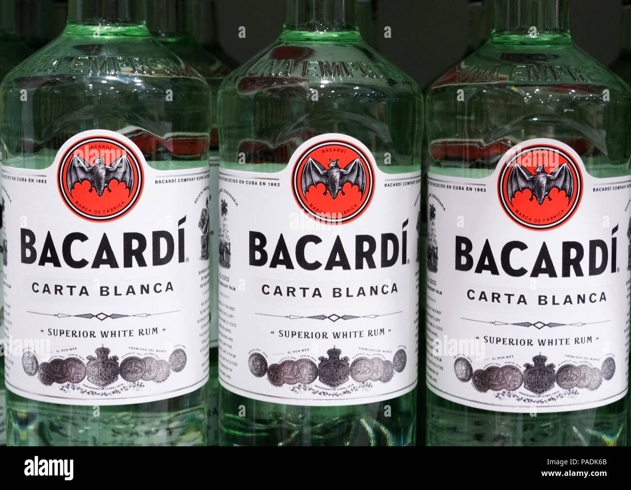 Amsterdam Niederlande 18 Juli 2018 Flaschen Bacardi White Rum In Duty Free Shop Flughafen Stockfotografie Alamy