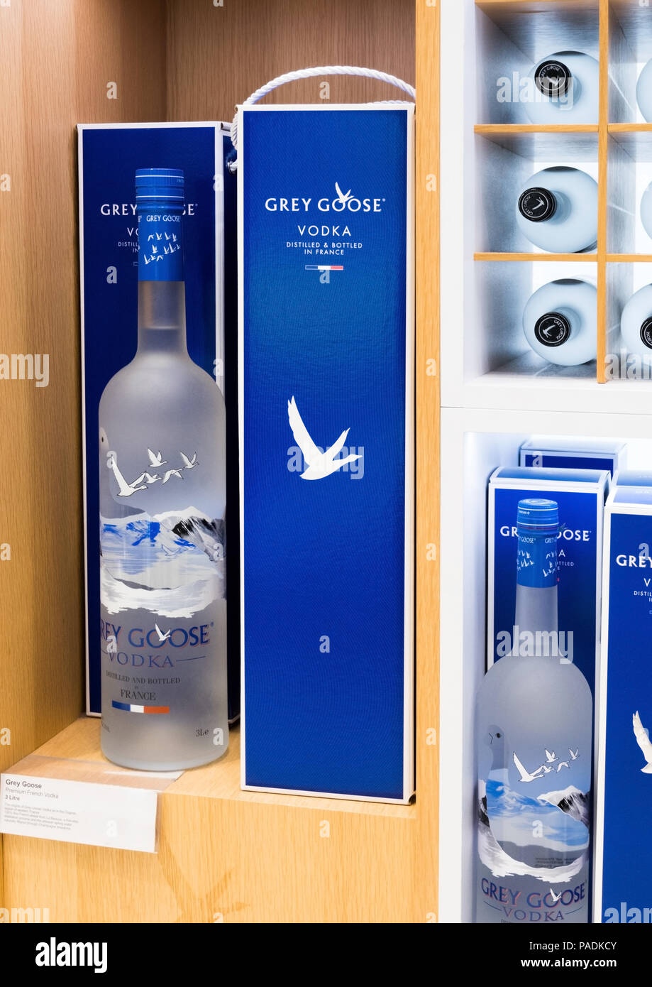 AMSTERDAM, NIEDERLANDE - 18 JULI 2018: Flasche Grey Goose luxus Wodka in  Duty-free-Shop Stockfotografie - Alamy