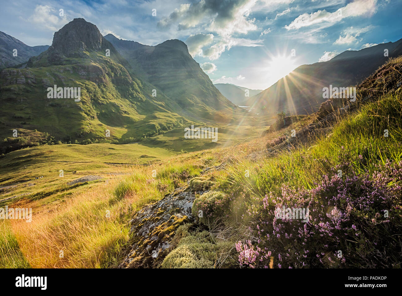 Blick auf das Tal unterhalb der Berge von Glencoe, Lochaber, HIghlands, Schottland, UK Stockfoto