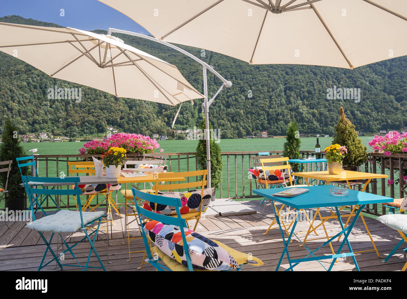 Bunte Stühle an der Bar in Morcote, Tessin, Schweiz Stockfoto