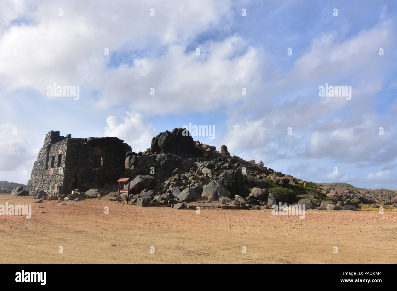 Schönen dunklen gesteinigt Goldmine Ruinen in Aruba. Stockfoto