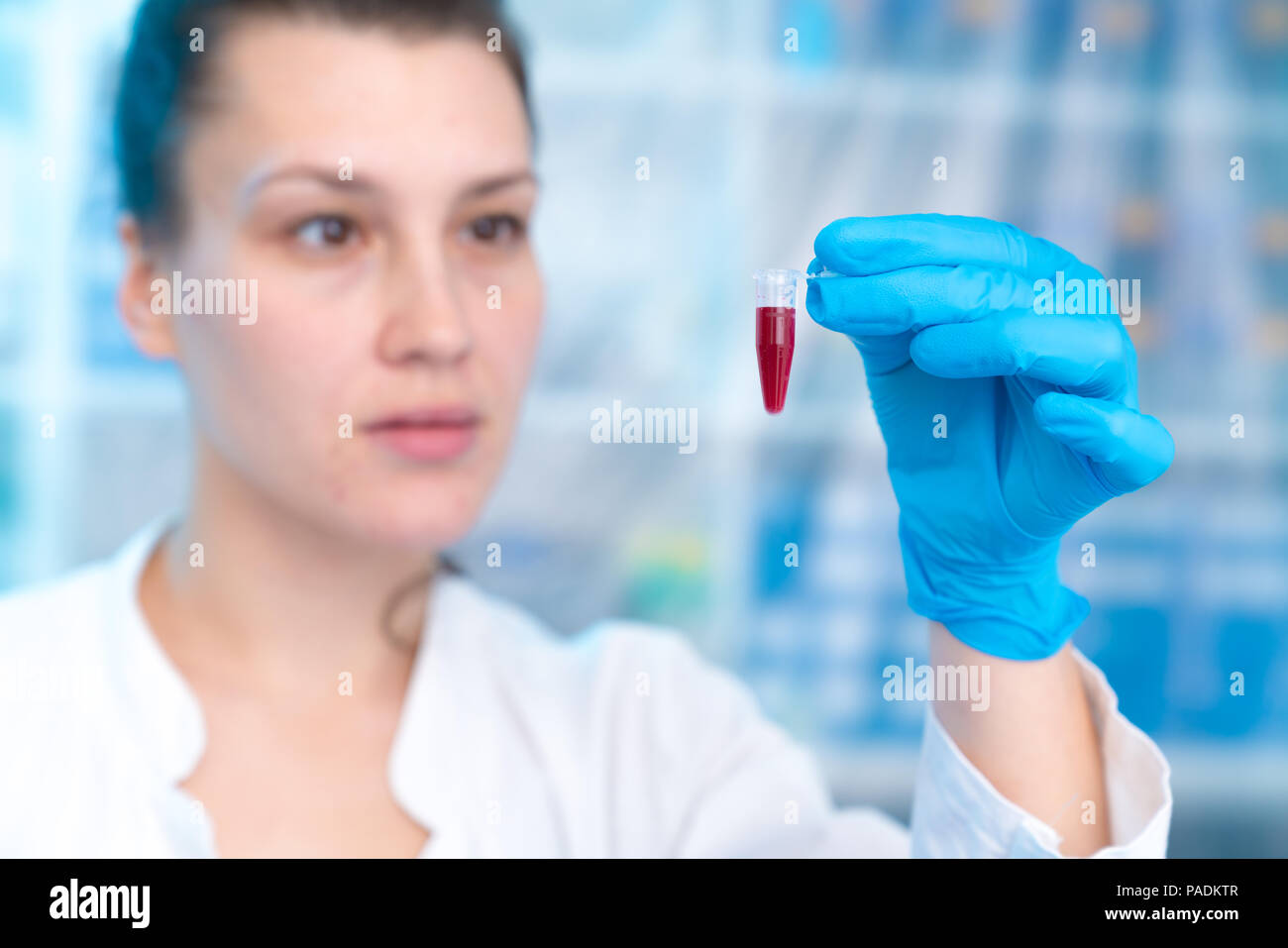 Junge Frau mit der genetischen Forschung im Labor Forschung von Krebserkrankungen Stockfoto