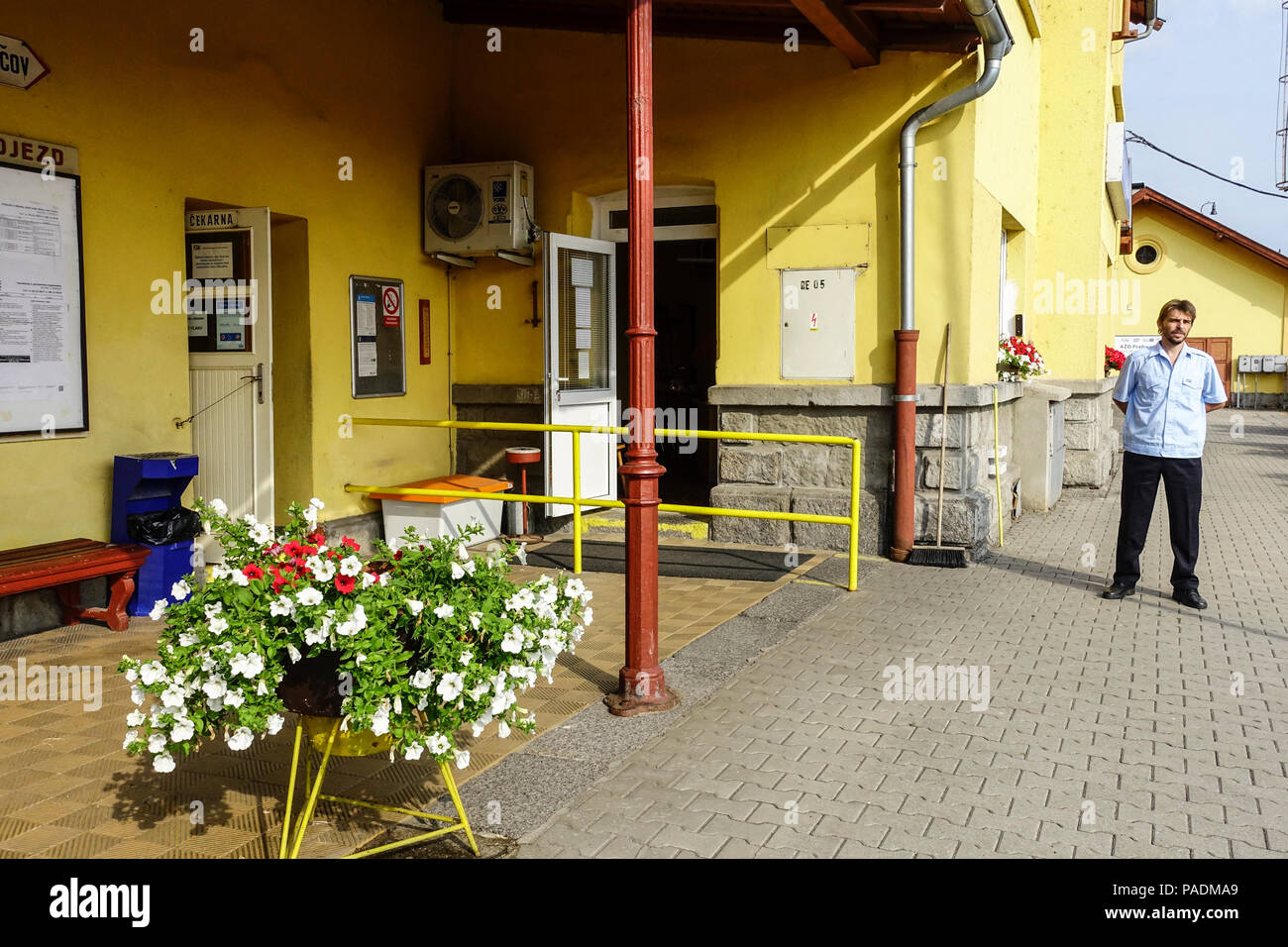 Typischer kleiner Bahnhof Blatno U Jesenice, Tschechische Republik Stockfoto