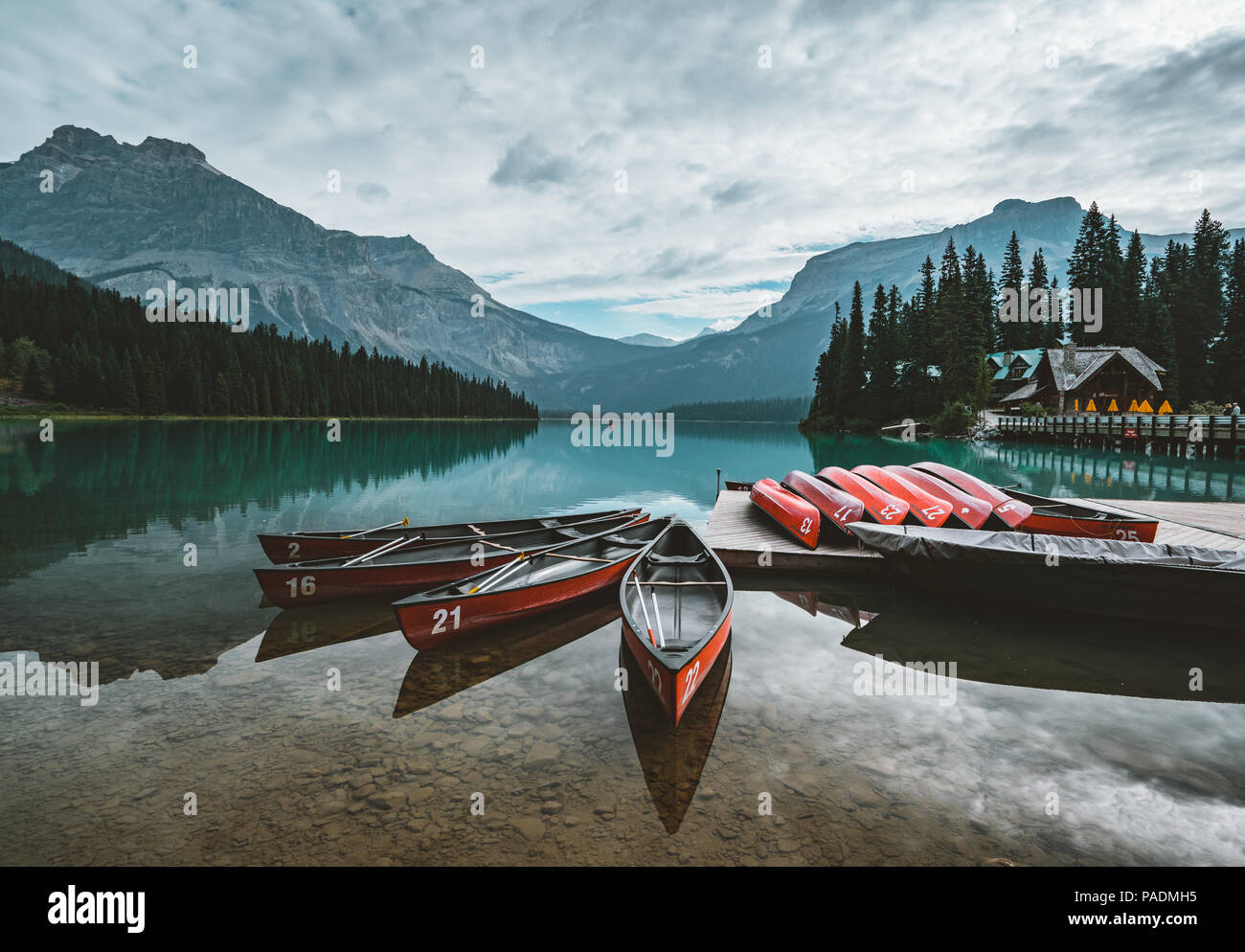 Red Kajaks trocken auf den Kopf. Emerald Lake in den kanadischen Rockies mit Bergen und Bäumen und refelction. Konzept der aktiven Urlaub und Tourismus Stockfoto