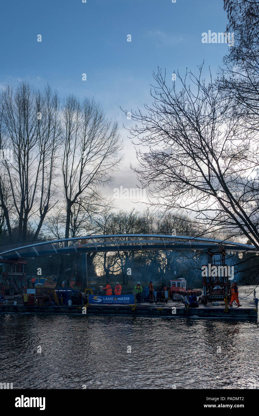 Maidenhead, Berkshire, Vereinigtes Königreich, allgemeine Ansicht, blauer Himmel, Auftragnehmer Positionierung der "Fußgängerbrücke "Mitmachen" Raymill Island', mit dem 'Taplow Bank' der 'Themse', Thames Valley, Donnerstag 14/12/2017 © Peter SPURRIER Stockfoto