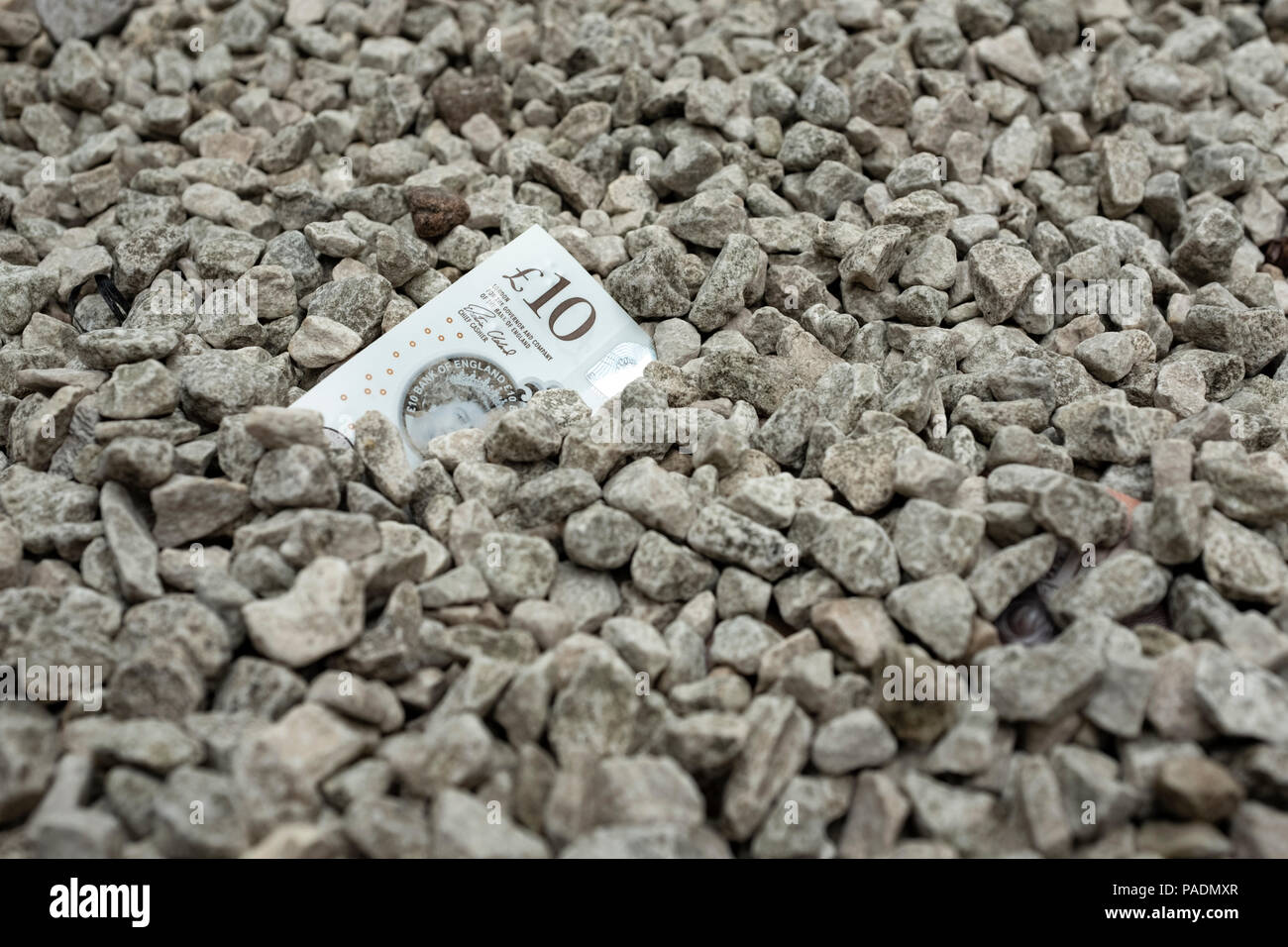 Zehn Pfund Sterling halb begraben. Stockfoto