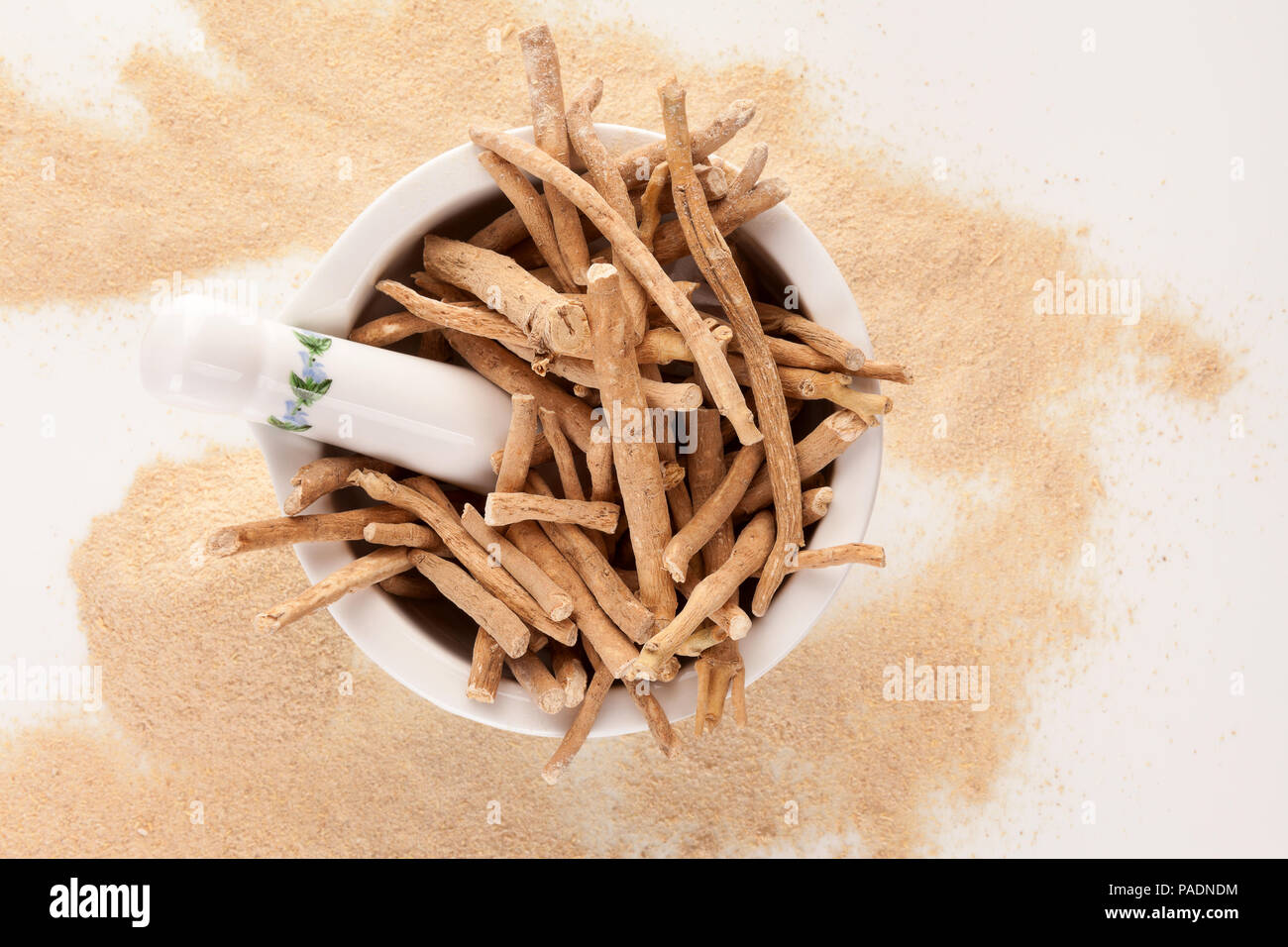 Ashwagandha root und Pulver ergänzen. Adaptogene, Heilpflanze, natürliches Heilmittel. Stockfoto
