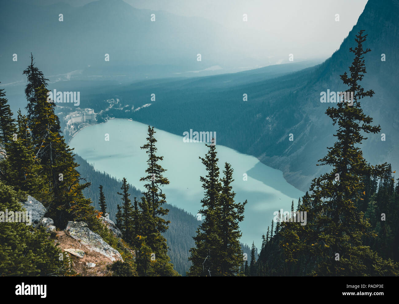 Blick auf Lake Louise aus dem Bienenstock Mountain im Banff National Park Stockfoto