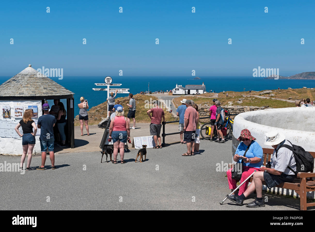 Touristen, Besucher zu Lands End in Cornwall, England, Großbritannien, Großbritannien. Stockfoto