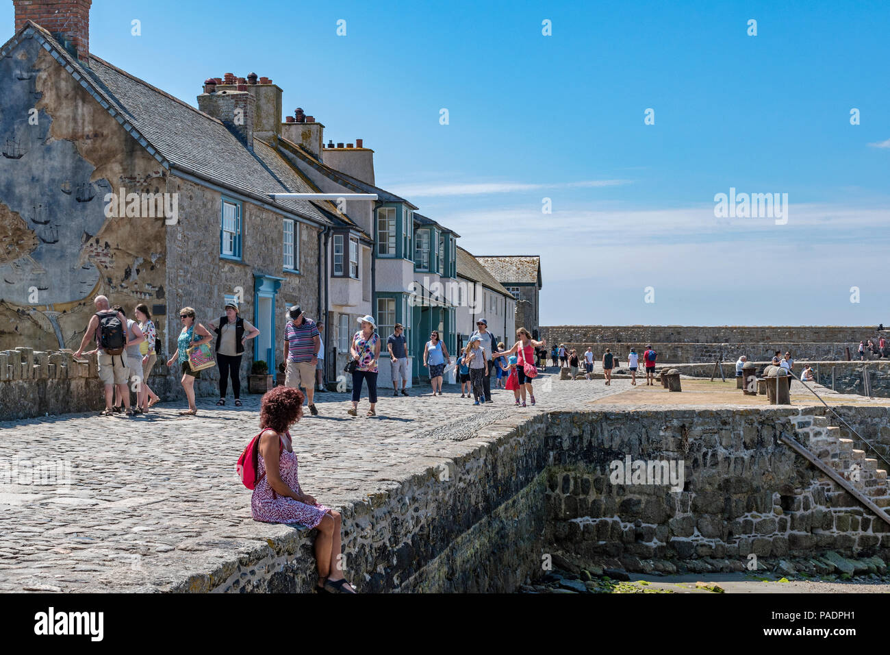 Besucher rund um den Hafen auf St. Michaels mount, Cornwall, England, Großbritannien, Großbritannien. Stockfoto