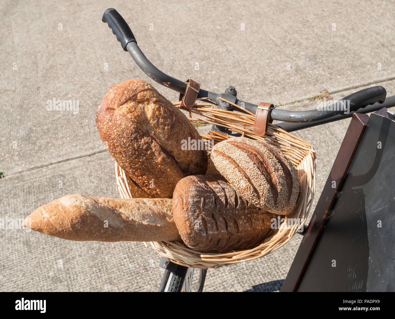 Artisan Brot in einem Weidenkorb Fahrrad Stockfoto