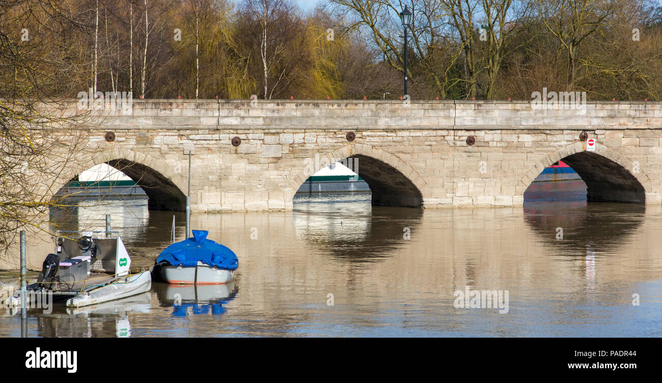 Clopton Bridge über den Fluss Avon, Stratford-upon-Avon, Warwickshire, England, Europa Stockfoto