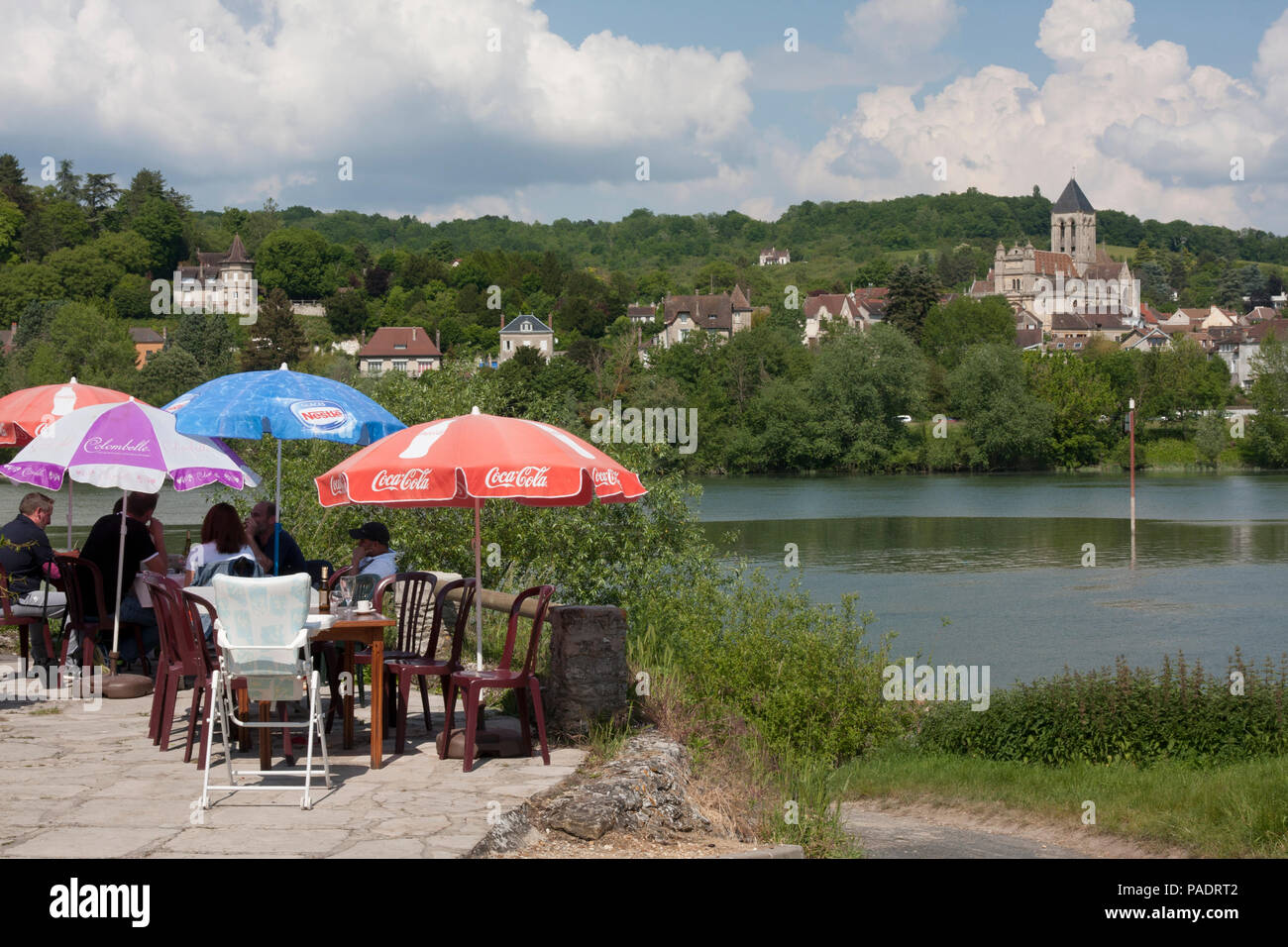 Von Moisson-sur-Seine, Blick über Fluss in Richtung Vetheuil, die Kirche Notre Dame von Monet, Val d'Oise, Ile de France, Central Normandie lackiert Stockfoto