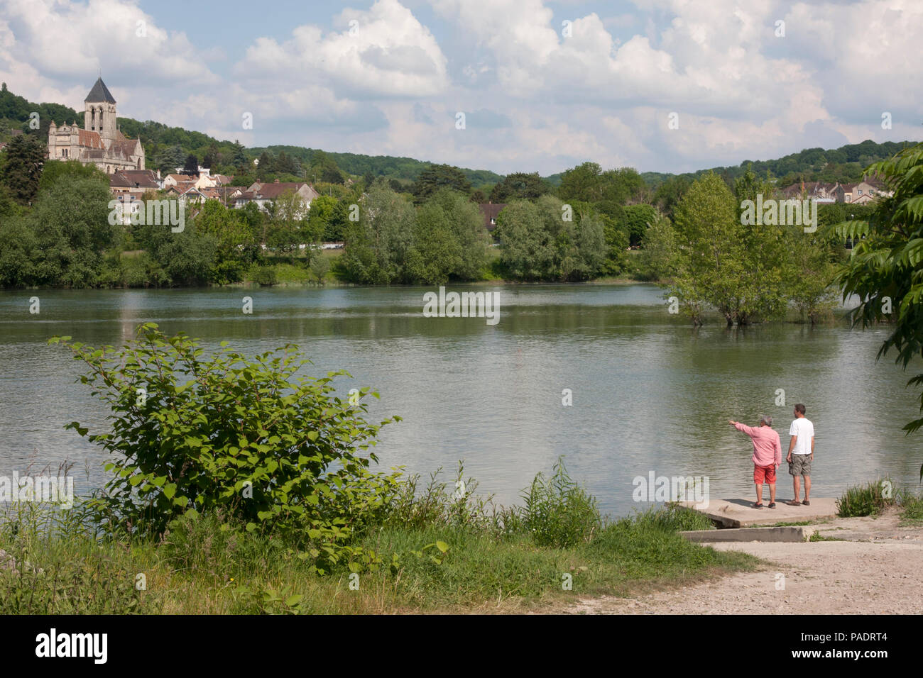 Von Moisson-sur-Seine, Blick über Fluss in Richtung Vetheuil, die Kirche Notre Dame von Monet, Val d'Oise, Ile de France, Central Normandie lackiert Stockfoto