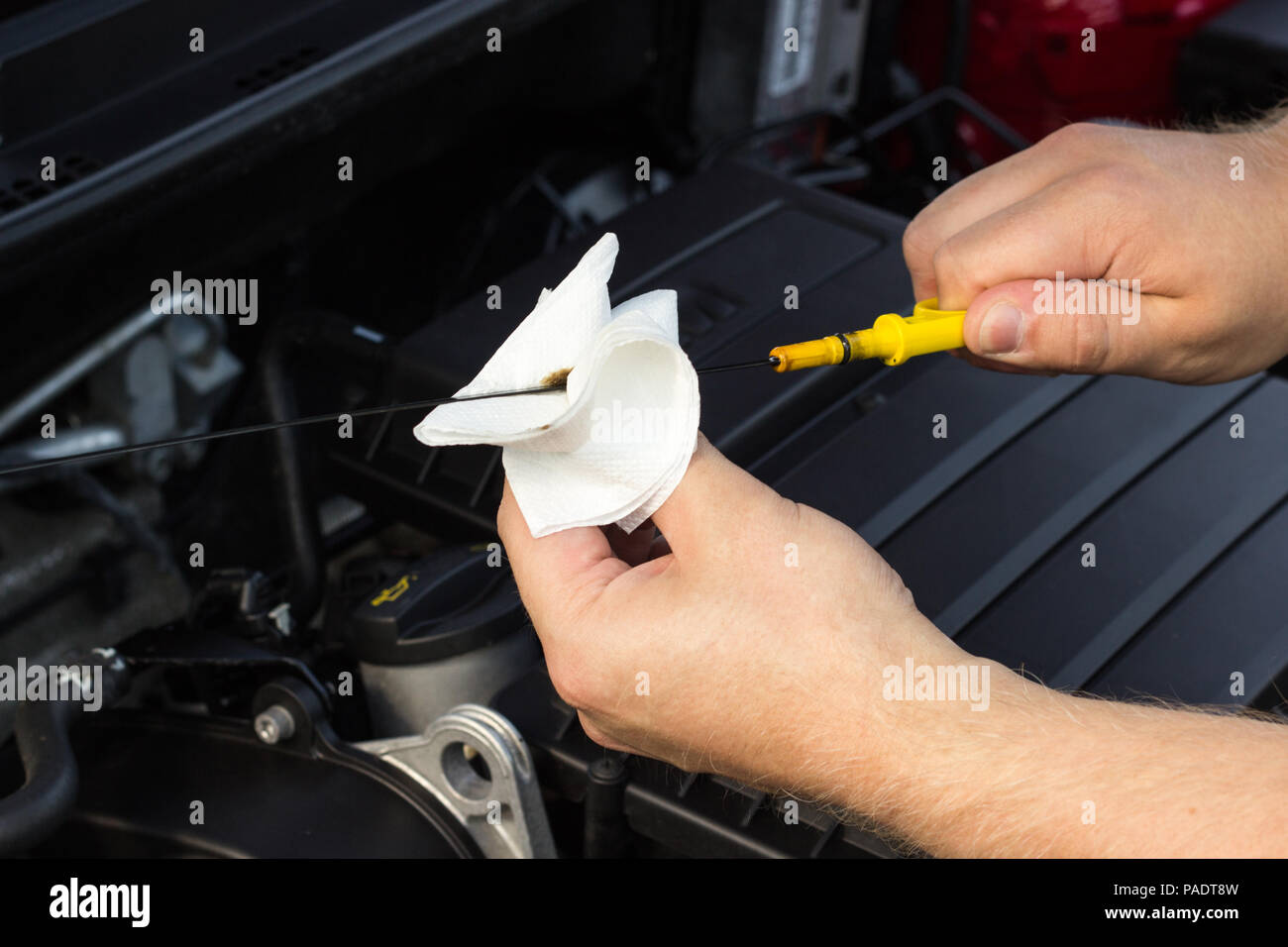 Nahaufnahme, der Mechaniker prüft den Ölstand im Auto Stockfoto