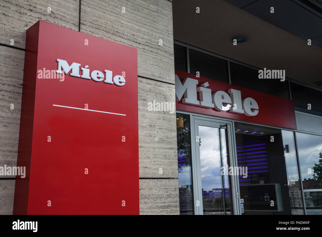 Belgrad, Serbien - 9. JULI 2018: Logo von Miele auf Ihre wichtigsten Shop in Belgrad. Miele ist ein deutscher Hersteller von Haushaltsgeräten und comm Stockfoto