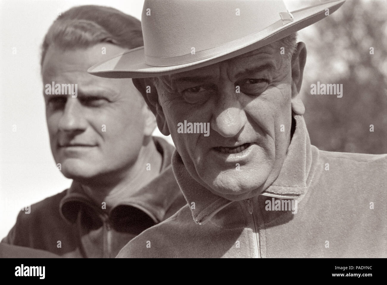 Präsident Lyndon B. Johnson und Billy Graham von LBJ Ranch in der Nähe von Stonewall, Texas am 21. November 1965. Stockfoto