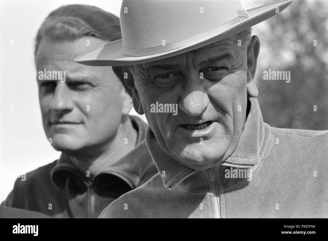 Präsident Lyndon B. Johnson und Billy Graham von LBJ Ranch in der Nähe von Stonewall, Texas am 21. November 1965. Stockfoto