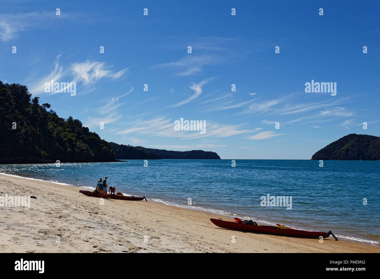 Sea Kayaks am Strand von Anchorage Bay, Abel Tasman National Park, Neuseeland Stockfoto