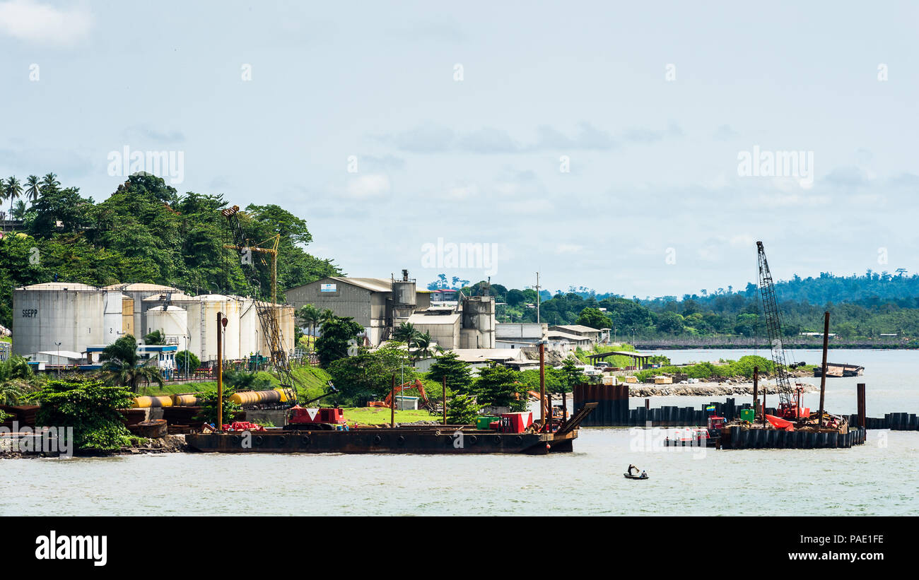 LIBREVILLE, Gabun - Mar 6, 2013: Hafen von Libreville, Gabun. Hafen von Libreville ist ein Handelszentrum für ein Holz Region. Stockfoto