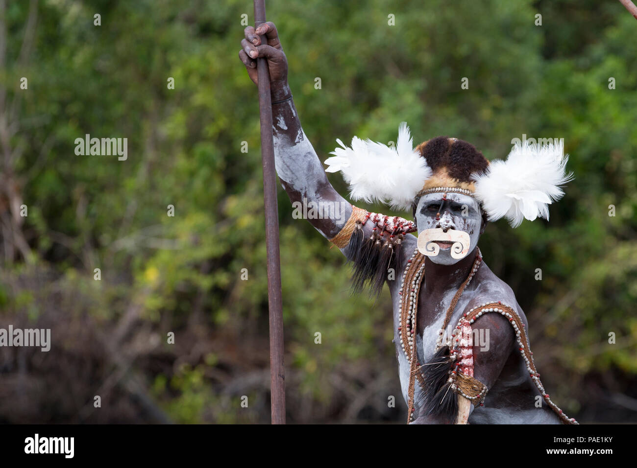 In traditionellen Trachten Kanusport, Papua Lokale, Syuru Dorf, Asmat Region. Stockfoto