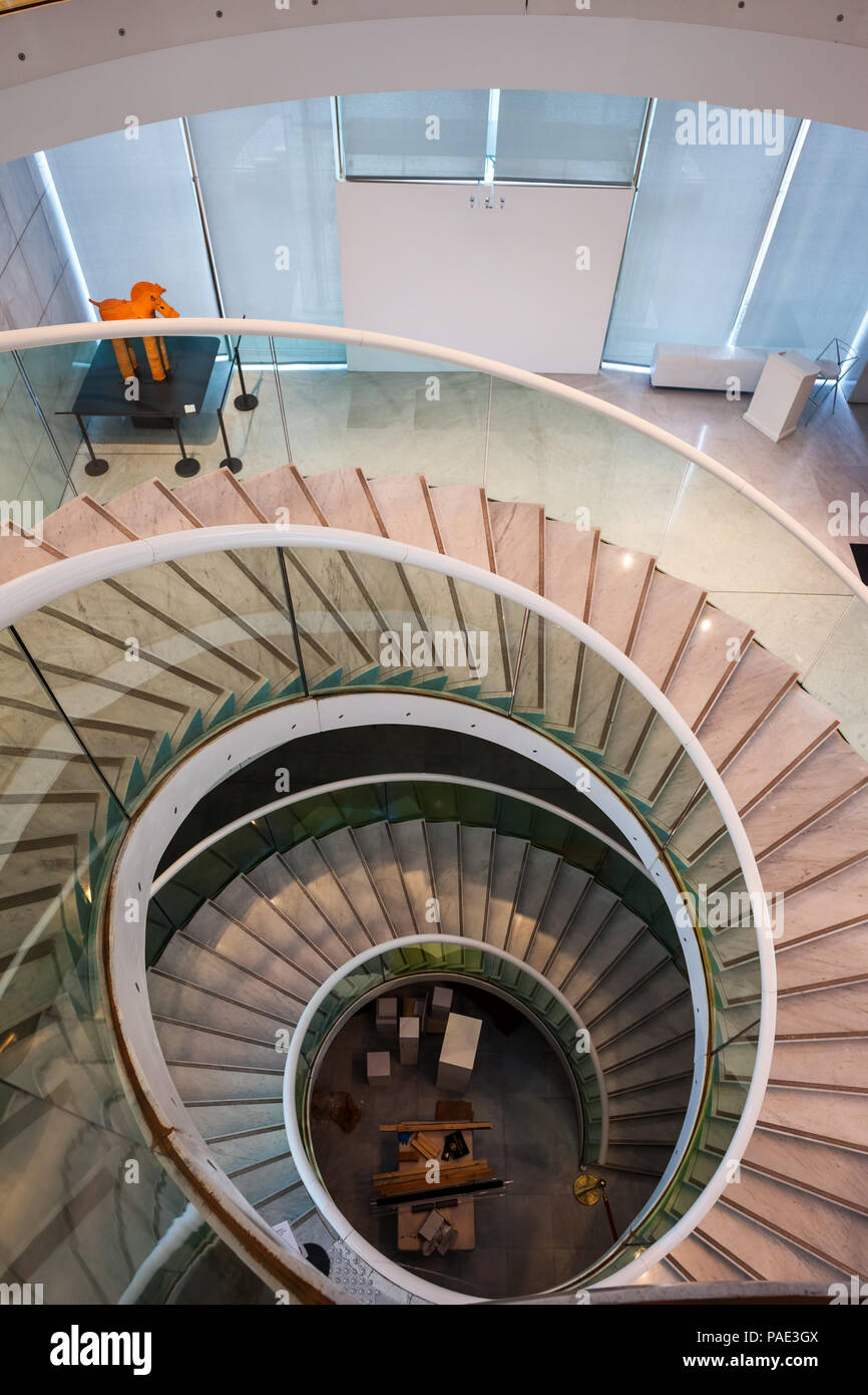 Frankreich, Nizza, Wendeltreppe, geschwungene Treppe im Museum für Asiatische Kunst - Musée des Arts Asiatiques Innenraum Stockfoto