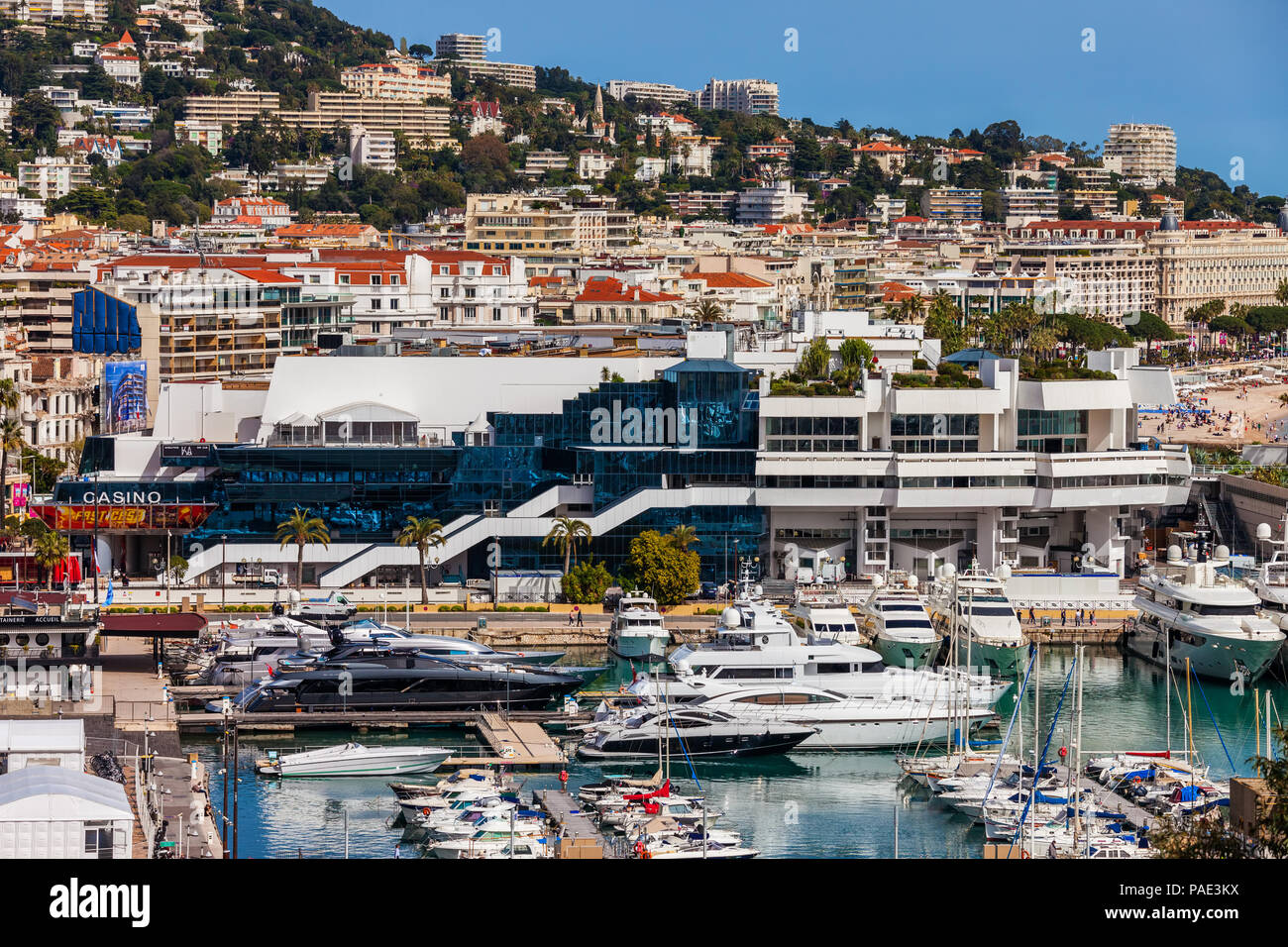 Stadt Cannes in Frankreich, Blick über Hafen zum Palais des Festivals Convention Center Stockfoto