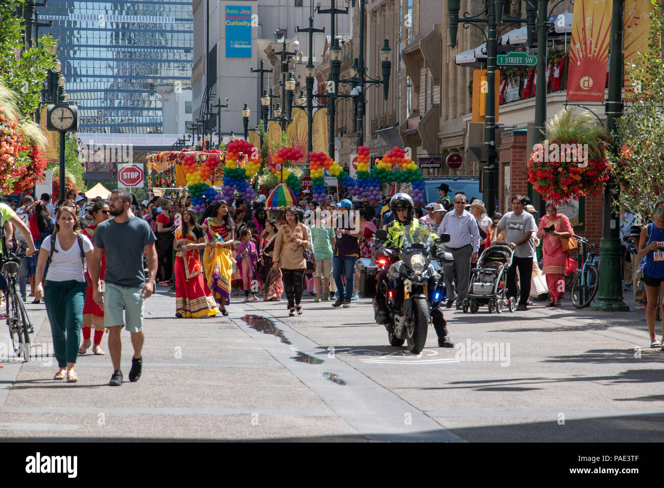 Prozession an Ratha Yatra auf Stephen Avenue, der Innenstadt von Calgary, Alberta, Kanada. Stockfoto