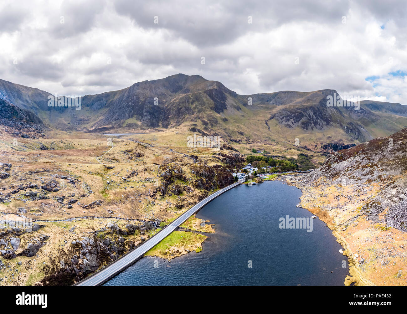 Luftaufnahme von Ogwen Valley mit Llyn Ogwen in Snowdonia, Gwynedd, Wales, UK - Großbritannien, Europa. Stockfoto