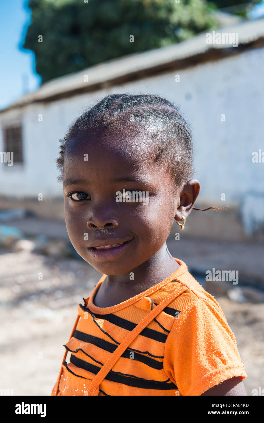 BANJUL, Gambia - Mar 14, 2013: Unbekannter Gambischen wenig lächelnde Mädchen spielt auf der Straße in Gambia, Mar 14, 2013. Große ethnische Gruppe in Gambia ist t Stockfoto