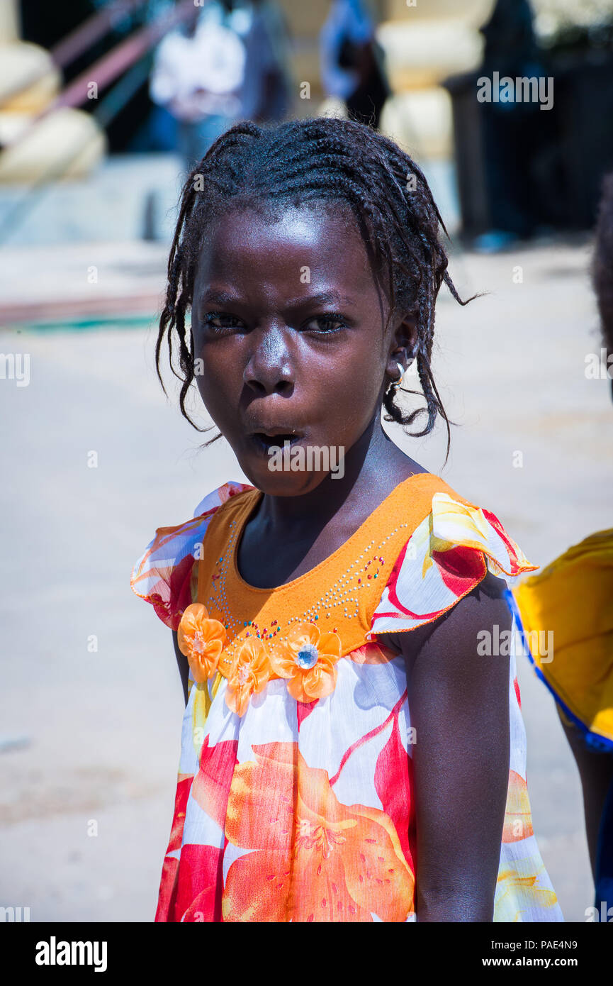 BANJUL, Gambia - Mar 14, 2013: Portrait von nicht identifizierten Gambischen lächelnde Mädchen in Gambia, Mar 14, 2013. Große ethnische Gruppe in Gambia ist das mandinka - 4 Stockfoto