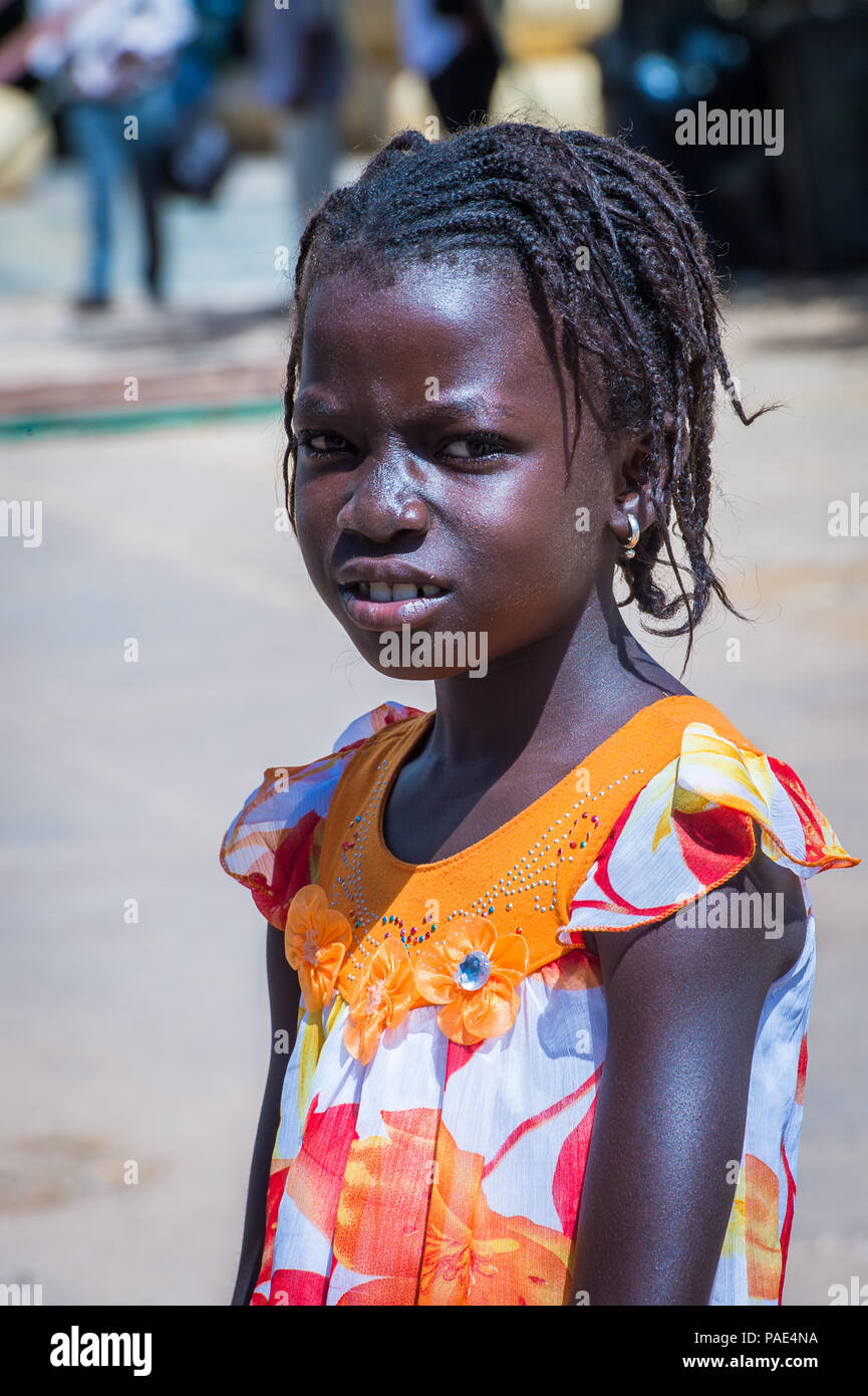 BANJUL, Gambia - Mar 14, 2013: Portrait von nicht identifizierten Gambischen lächelnde Mädchen in Gambia, Mar 14, 2013. Große ethnische Gruppe in Gambia ist das mandinka - 4 Stockfoto