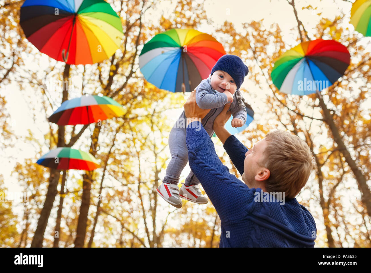 Junger Vater spielen mit einer kleinen Tochter im Herbst Park. Papa Holding Baby Mädchen in Händen Stockfoto