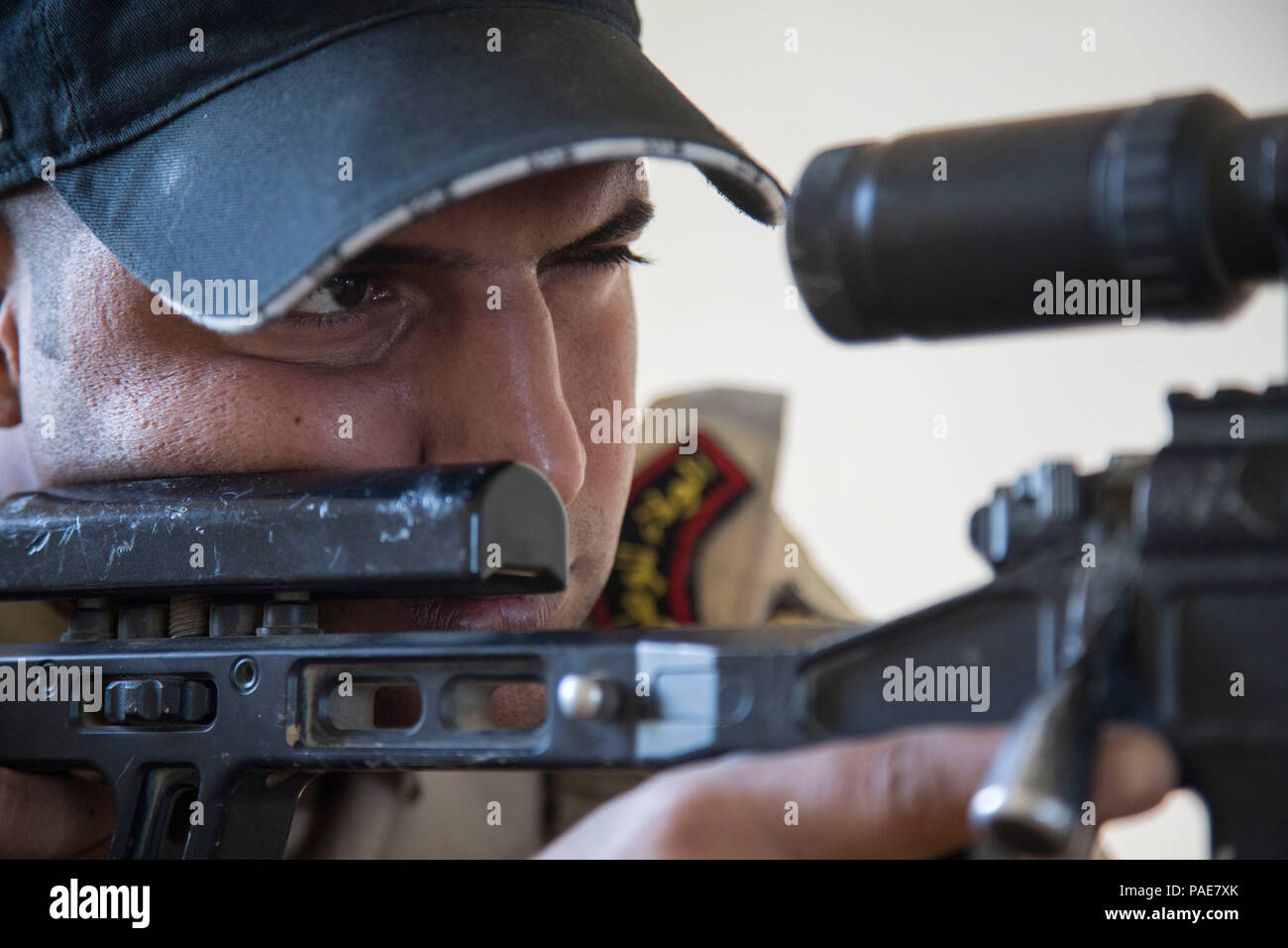 Ein irakischer Soldat eingeschrieben in das irakische Sniper School verbirgt sich in einem Gebäude während der Tarnung Training im Camp Taji, Irak, 6. März 2016. Der Soldat nahm an Sniper camouflage Schulung seiner grundlegenden Infanterie Fähigkeiten zu verbessern. Die Schulung ist Teil des gesamten Combined Joint Task Force - inhärenten Building Partner Kapazität mission Lösen, die militärische Fähigkeit der irakischen Sicherheitskräfte im Kampf gegen die Islamischen Staat im Irak und der Levante zu erhöhen. (U.S. Armee Foto von SPC. William Lockwood/Freigegeben) Stockfoto