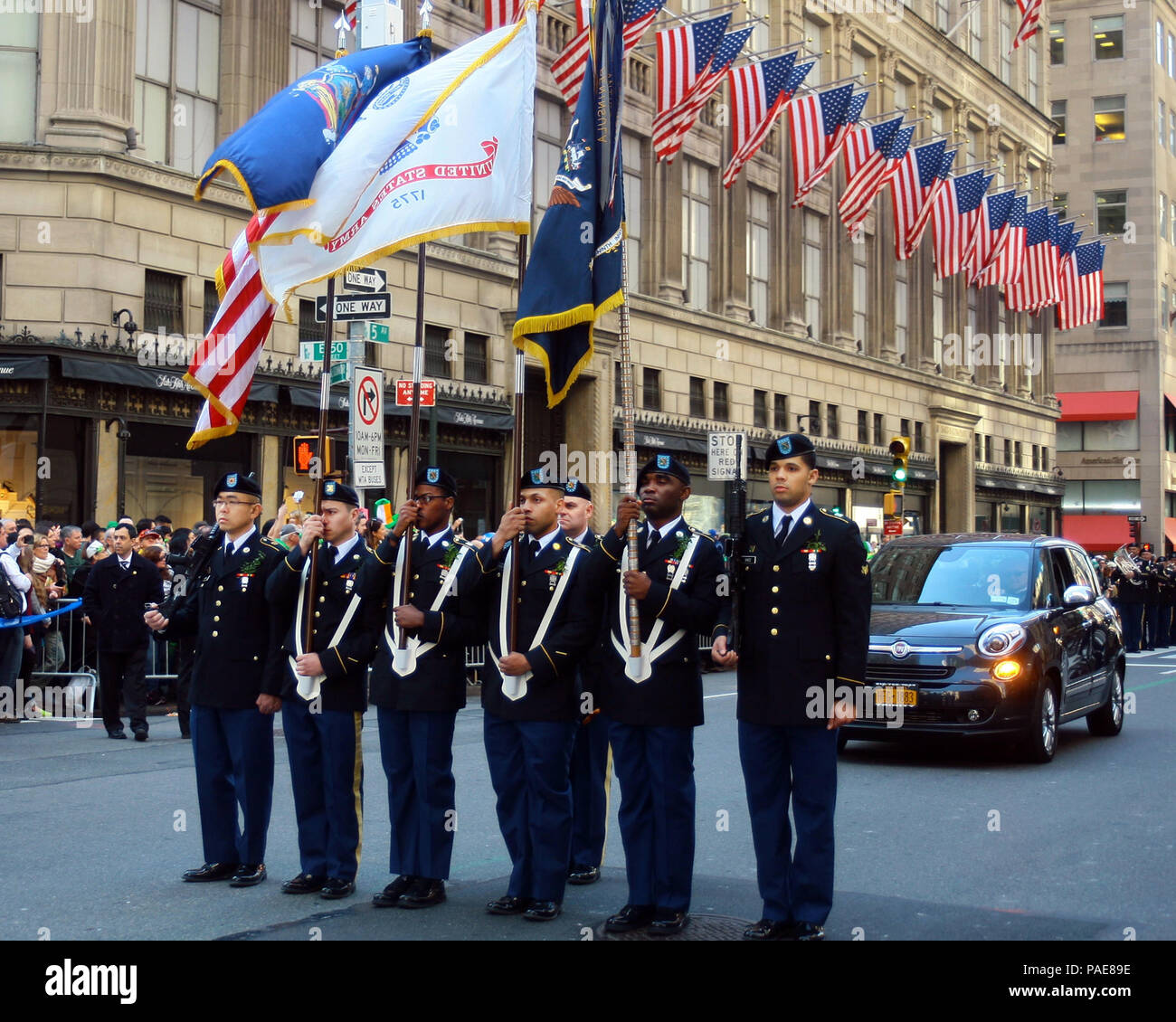 New York Army National Guard Soldaten aus dem 1 Infanterie Bataillon 69 führen die New York City St. Patrick's Day Parade am 17. März. Dies ist die 165. Zeit der 'Bekämpfung der 69. "Das weltweit größte St. Patrick's Day Parade geführt hat. Die 1St Battalion, 69th Infantry Regiment erste Led die Parade 1851. Stockfoto