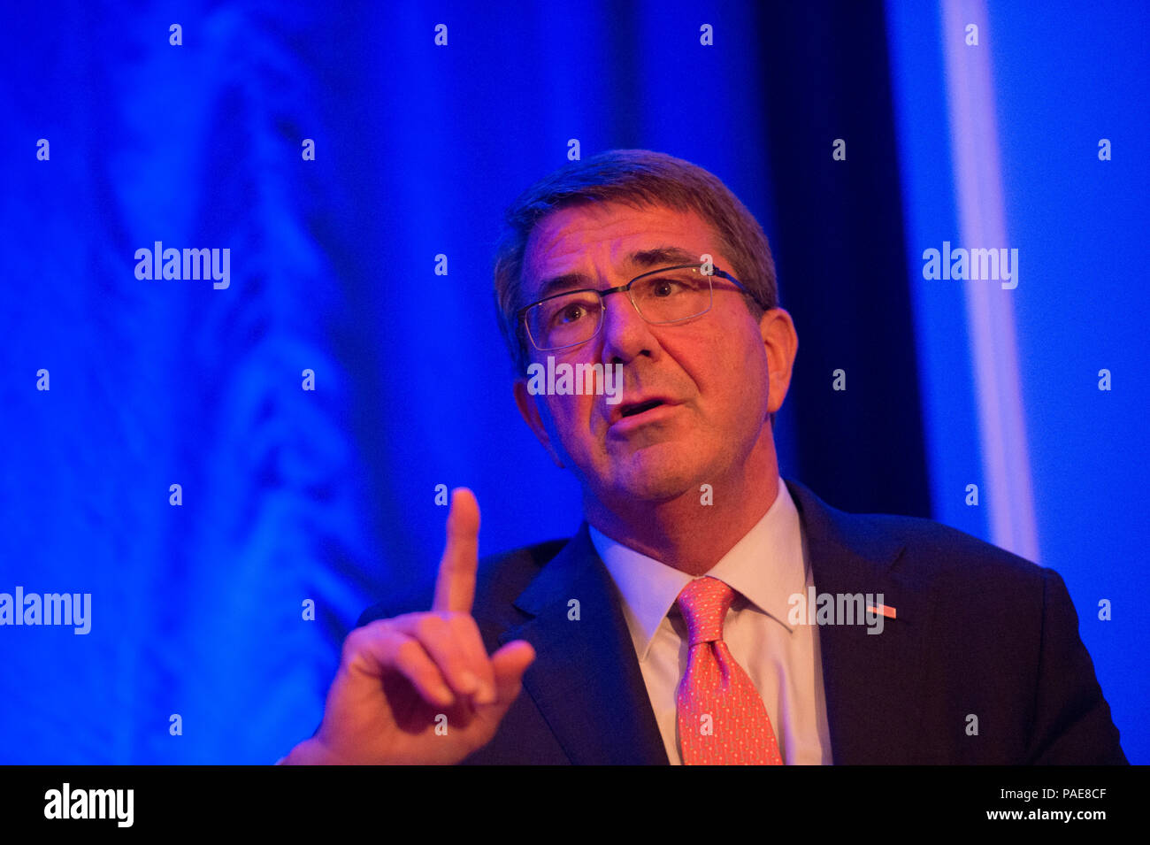 Verteidigungsminister Ash Carter beantwortet Fragen während eines Gesprächs am Kamin mit Mike Rogers beim „Center for the Study of the Presidency and Congress Eisenhower Award Dinner“ in Washington, D.C. am 23. März 2016. Zu den Themen zählten die Führung in der nationalen Sicherheit, die Strategie des Verteidigungsministeriums, Verteidigungsoperationen und politische Initiativen. An der Veranstaltung nahmen hochrangige Militärbeamte, Regierungsvertreter und hochkarätige Gäste teil, die sich mit der Auszeichnung, dem Führungsdialog, zeremonielle Traditionen und Engagement innerhalb der US-Verteidigungsgemeinschaft. Stockfoto