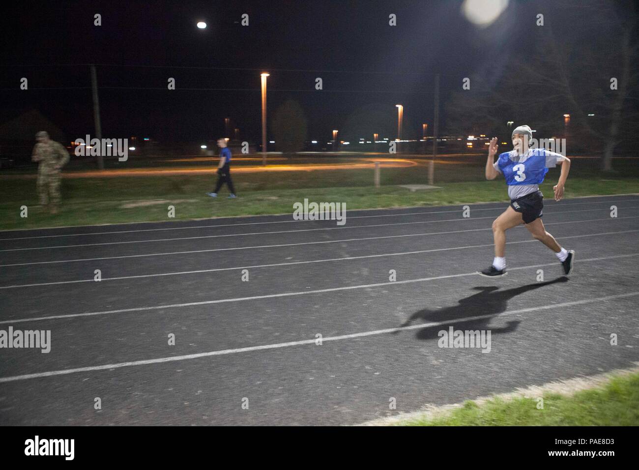 Besten Krieger Wettbewerb Teilnehmer U.S. Army Sgt. Angel Jäger mit der 11 Luftfahrt Befehl sprints Um die Ziellinie bei der Army Physical Fitness Test am 22. März 2016 an Ft. Knox, Kentucky. Die besten Krieger der Wettbewerb ist eine 4-tägige Wettbewerb, daß Tests von Wettbewerbern Armee aptitude durch urbanen Kriegsführung Situationen, Interviews, körperliche Fitness Tests, Klausuren, Krieger, Aufgaben und Übungen, die in der heutigen betrieblichen Umfeld. (U.S. Armee Foto von Sgt. Amber Stephens) Stockfoto