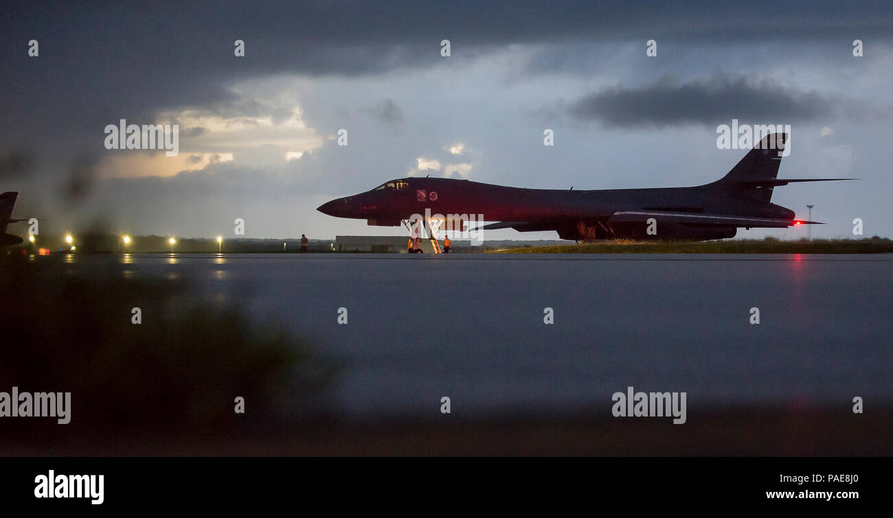 Ein US Air Force B-1B Lancer, zu der 37th Expeditionary Bomb Squadron zugeordnet, bereitgestellt von Ellsworth Air Force Base, South Dakota, bereitet aus der Andersen AFB, Guam, Sept. 23, 2017. Diese Mission wurde als Teil der kontinuierlichen Demonstration der gepanzerten US-Engagement für die Verteidigung seiner Heimat und zur Unterstützung seiner Partner und Verbündete geflogen. Stockfoto