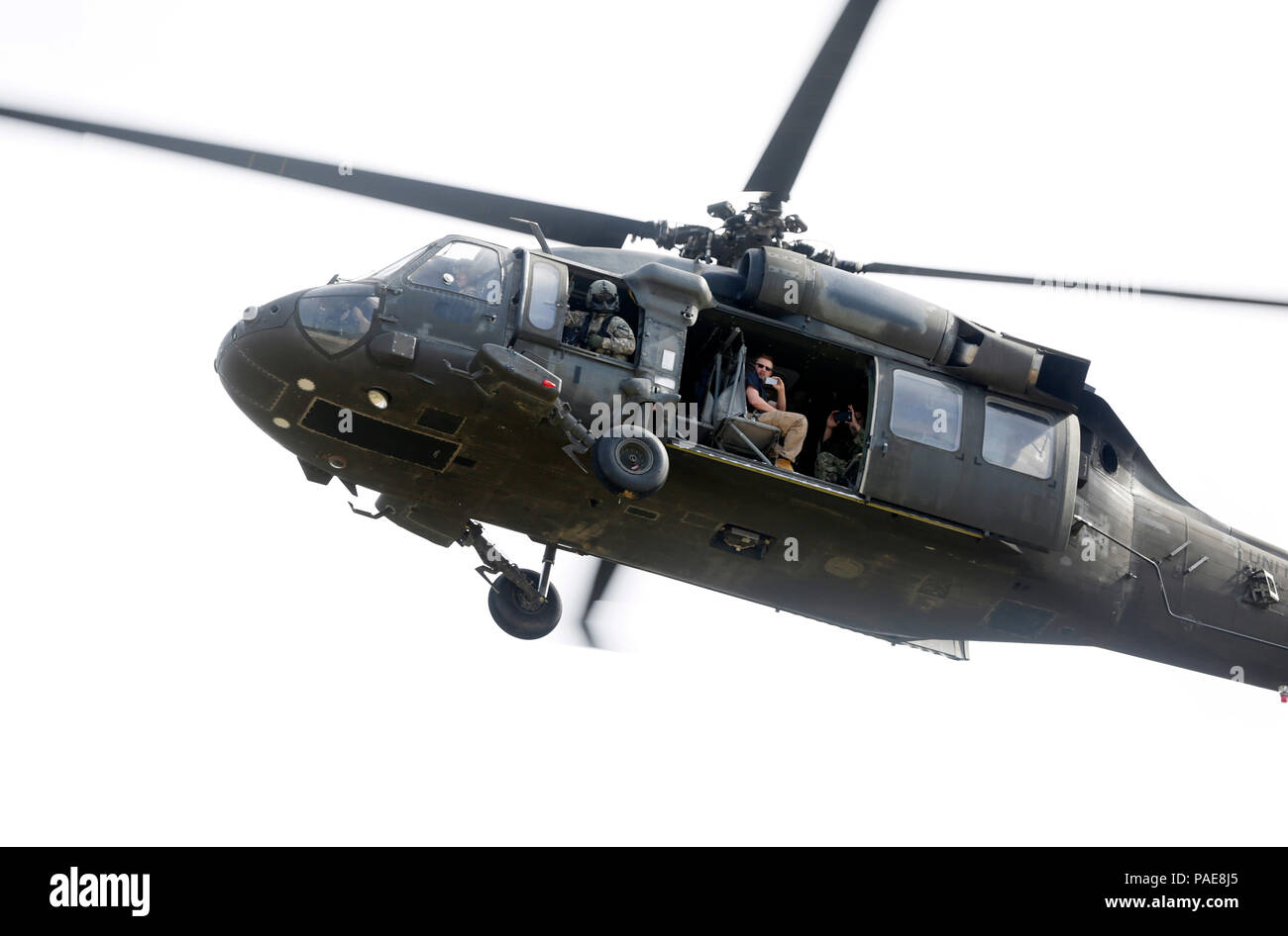 In Fort Polk, Louisiana - Mitglieder der Gemeinsamen Task Force der zivilen Unterstützung fliegen in einem UH-60 Blackhawk helicopterduring ein Joint Readiness Training Center übung März 16, 2016. JTF-CS rechnet, Pläne und bereitet sich für chemische, biologische, radiologische und nukleare Reaktion. (Offiziellen DOD Foto von Marine Petty Officer 2. Klasse Benjamin T. Liston) Stockfoto