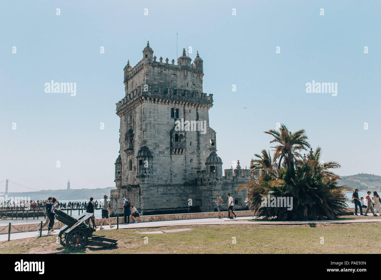 Touristen, die in der Torre de Belém in Lissabon Stockfoto