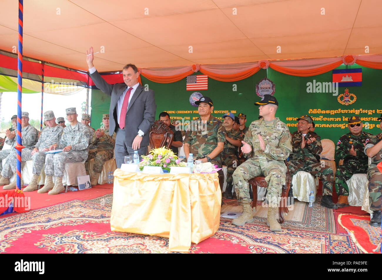 Königlichen Kambodschanischen Armee Gen. Meas Sophea (Mitte) und Generalmajor Todd McCaffrey, U.S. Army Pacific stellvertretender Kommandeur (rechts), willkommen Botschafter William Headt, der US-Botschafter im Königreich Kambodscha, während der Angkor Sentinel Abschlussfeier 2016 25. März 2016, an der Schule für multinationale Friedenstruppen in Kampong Speu in der Provinz, Kambodscha. Dieses Jahr markiert der siebenten Iteration der jährlichen bilateralen militärischen übung von der Königlichen Kambodschanischen Streitkräfte gehostet und von der U.S. Army Pacific gefördert werden, wurde entwickelt, um gemeinsam die Beiden Länder" humanit stärken Stockfoto