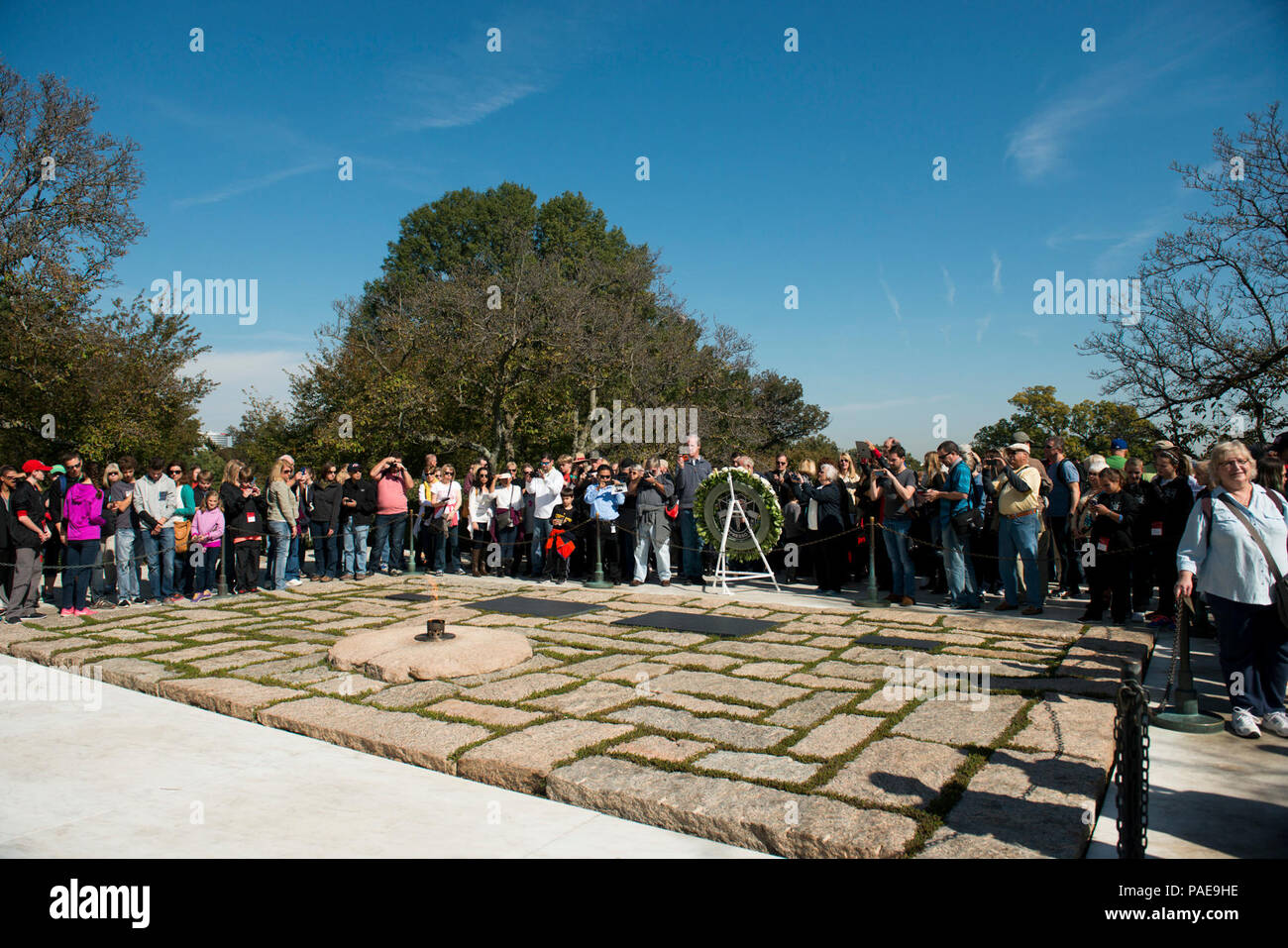 Die Teilnehmer besuchen Präsident John F. Kennedy's Grabstätte nach einer Kranzniederlegung JFK in Arlington National Cemetery, Okt. 20, 2015 in Arlington, Virginia Kennedy zu ehren, die besondere Kräfte, einschließlich der Ermächtigung der "Green Beret" als offizielle Kopfbedeckung für alle U.S. Army Special Forces beigetragen. Stockfoto