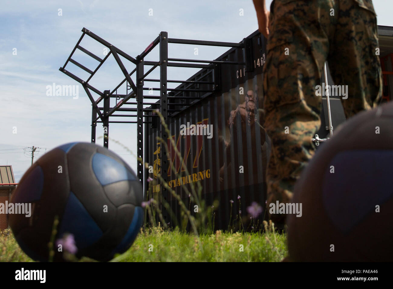 Us Marine Corps Sgt. Pedro Alemon, drill instructor, das Unternehmen D, 1 Recruit Training Bataillon, rekrutieren Training Regiment, beteiligt sich an der Kommandierende General Fitness Cup Challenge an der Marine Corps Recruit Depot Parris Island, S.C., am 25. März 2016. Das Marine Corps betont die Notwendigkeit, dass alle Marines einen gesunden Lebensstil und lebenslanges Engagement für Fitness zu verabschieden. (U.S. Marine Corps Foto von Lance Cpl. Richard Currier/Freigegeben) Stockfoto