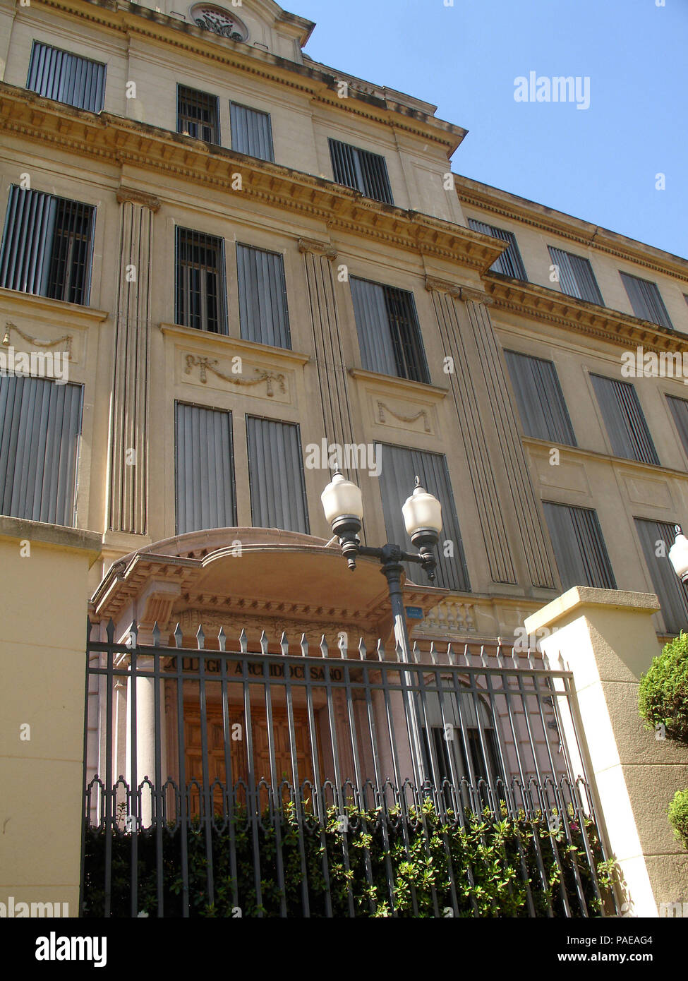 Gebäude, Arquidiocesano Schule, Domingos de Moraes Avenue mit Pedro de Toledo Street, Vila Mariana, São Paulo, Brasilien Stockfoto