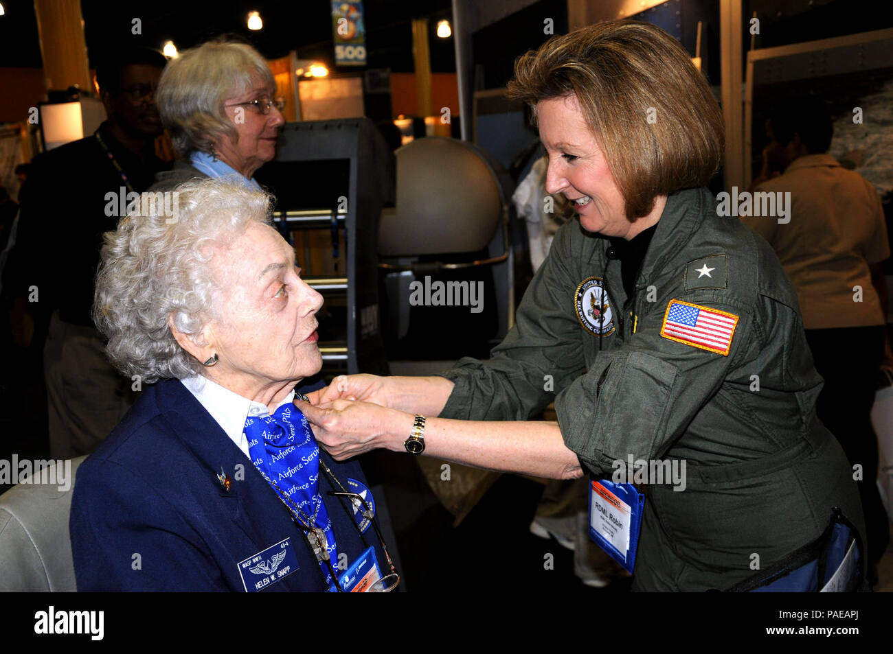 Helen Snapp, einen Weltkrieg II Frau Air Force Service Pilot, erhält eine Marine Stift von Hinten Adm. Robin Braun, Direktor der Total Force Management auf der 21. jährlichen Frauen in der Luftfahrt Internationale Konferenz in Orlando. Stockfoto