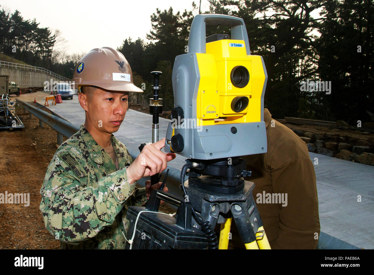 160323-N-NE 195-011 CHINHAE, Republik Korea (Mar. 23, 2016) - technische Hilfe 1. Klasse Larzon Ong sorgt dafür, dass die Trimble 5000 Serie geode Meter genau Informationen aufgezeichnet hat. Dieser Prozess ist für den ersten Entwurf eines Storage los auf dem US Naval Chinhae Werk während der 2016 Fohlen Eagle Übung erforderlich, März 23. Aufnahme topografische Informationen ist eine Konstruktion Prozeß notwendig, genau zu planen und für alles von, Materialien, Design Layout schätzen, wie viele Mitglieder der Besatzung wichtig sind, um das Projekt abzuschließen. Us Navy Foto von Utilitiesman 3. Klasse Christi Stockfoto